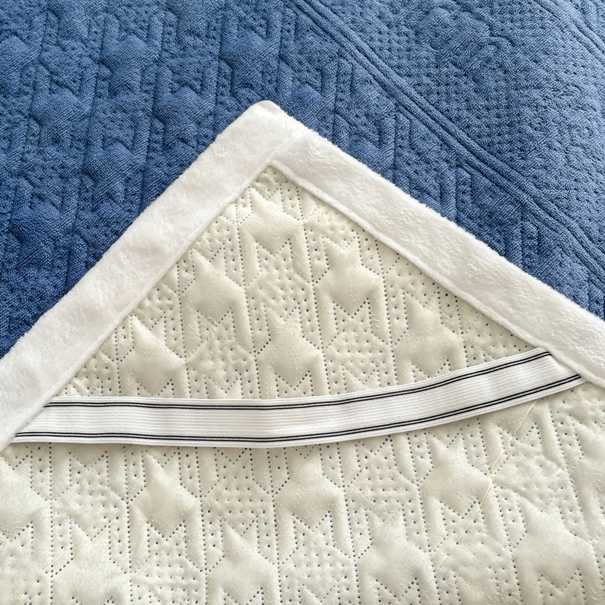 91家纺网 家纺一手货源 找家纺 卡伦家纺 2025新款抗菌雕花牛奶绒千鸟格夹棉床垫系列 千鸟格床垫-蓝