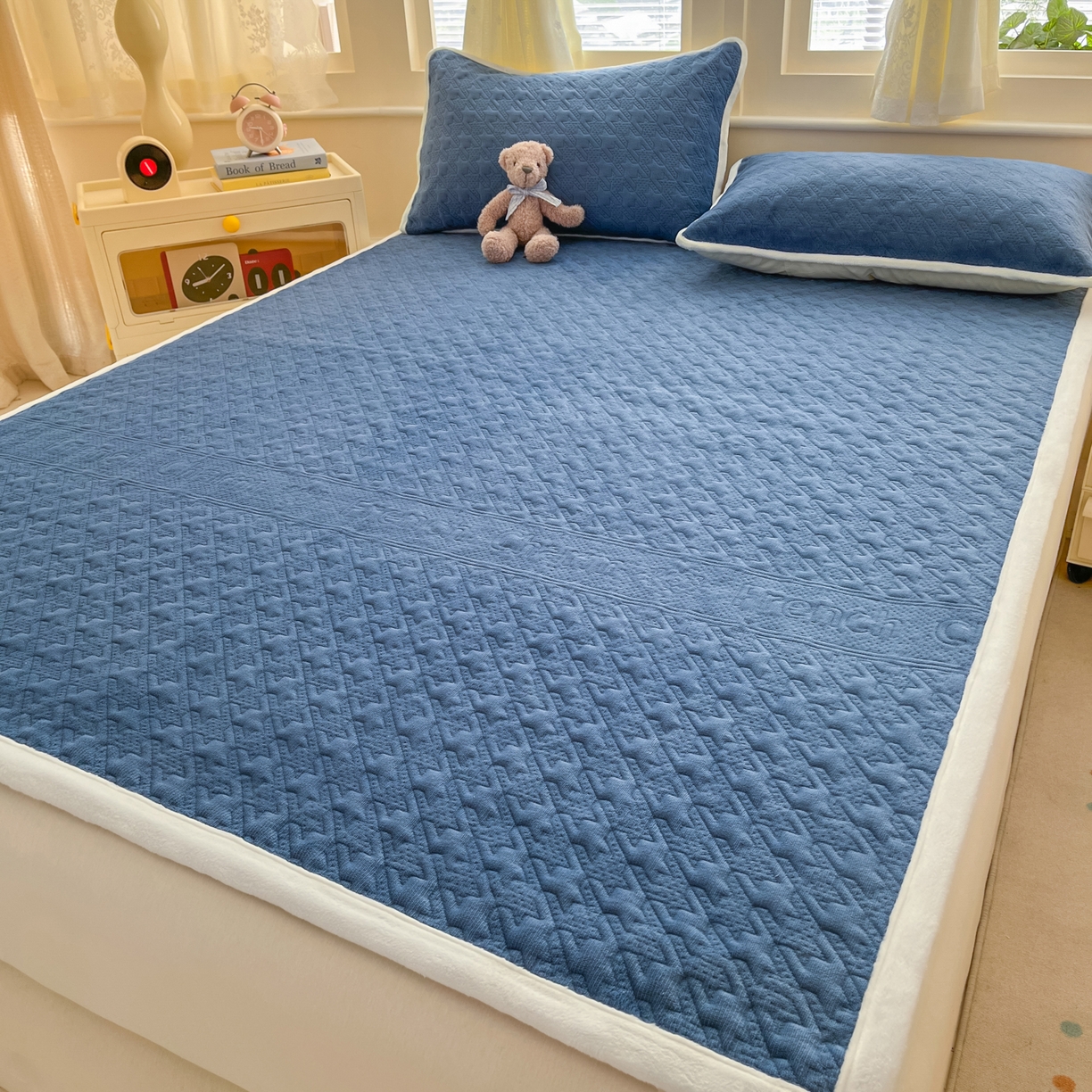 91家纺网 家纺一手货源 找家纺 卡伦家纺 2025新款抗菌雕花牛奶绒千鸟格夹棉床垫系列 千鸟格床垫-蓝