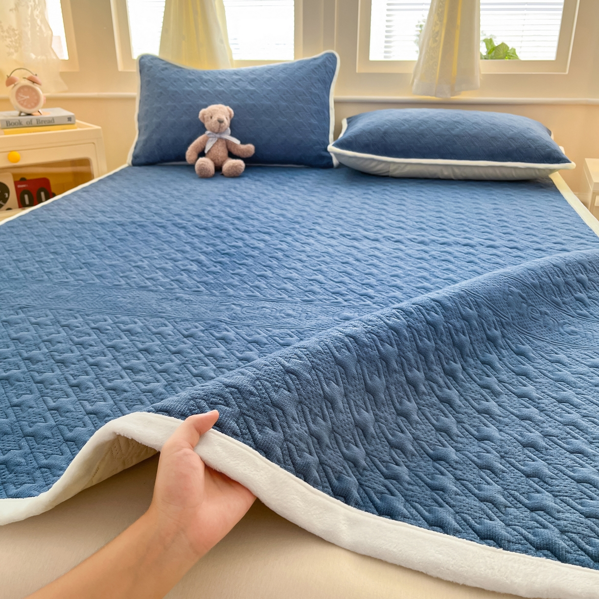 91家纺网 家纺一手货源 找家纺 卡伦家纺 2025新款抗菌雕花牛奶绒千鸟格夹棉床垫系列 千鸟格床垫-蓝