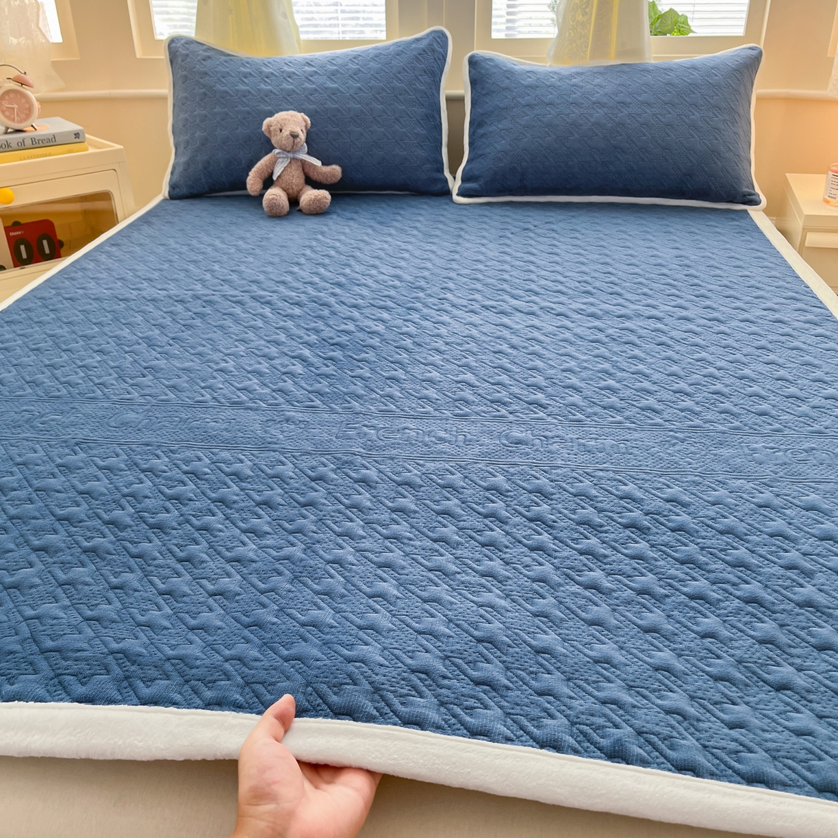 卡伦家纺 2025新款抗菌雕花牛奶绒千鸟格夹棉床垫系列 千鸟格床垫-蓝