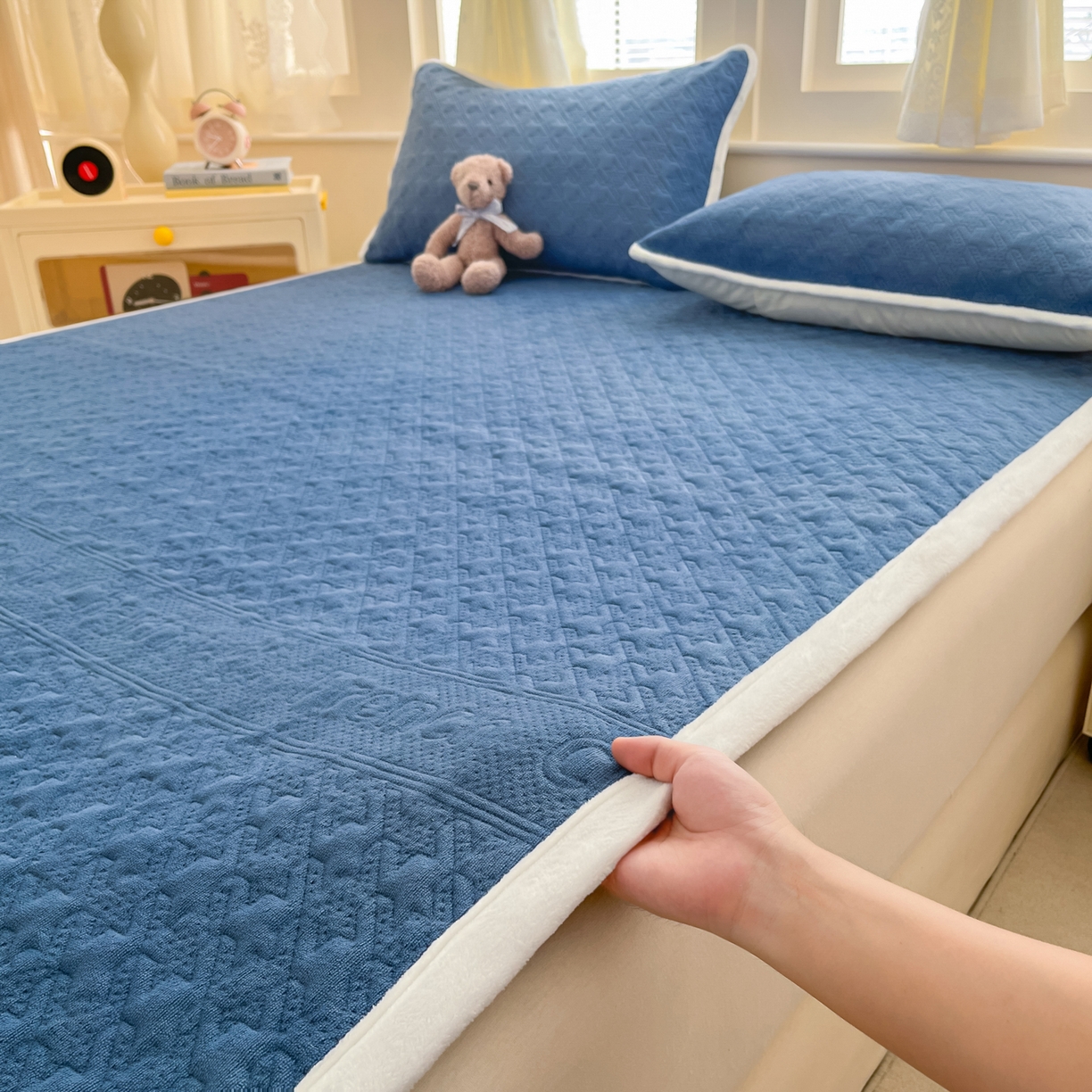 91家纺网 家纺一手货源 找家纺 卡伦家纺 2025新款抗菌雕花牛奶绒千鸟格夹棉床垫系列 千鸟格床垫-蓝