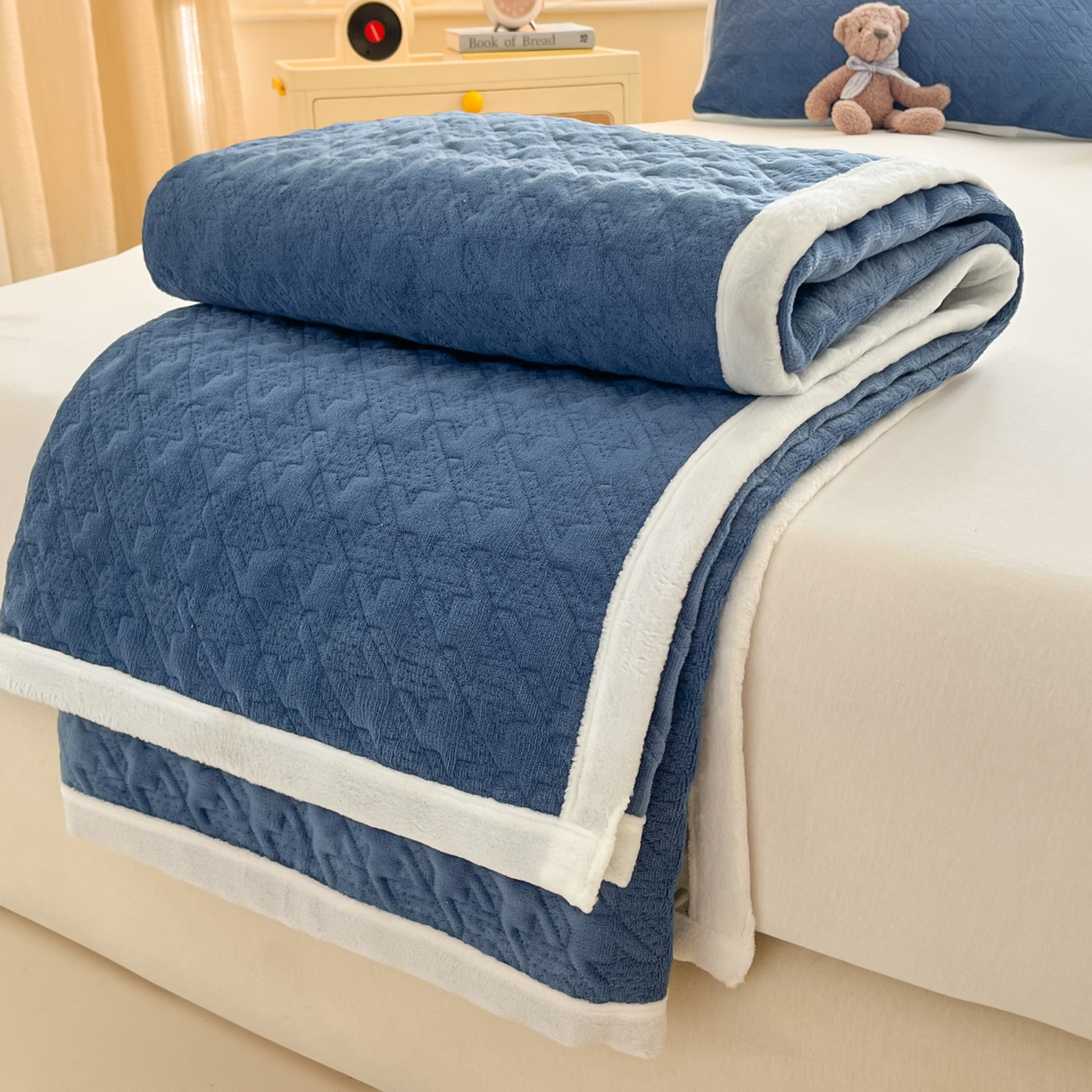 91家纺网 家纺一手货源 找家纺 卡伦家纺 2025新款抗菌雕花牛奶绒千鸟格夹棉床垫系列 千鸟格床垫-蓝