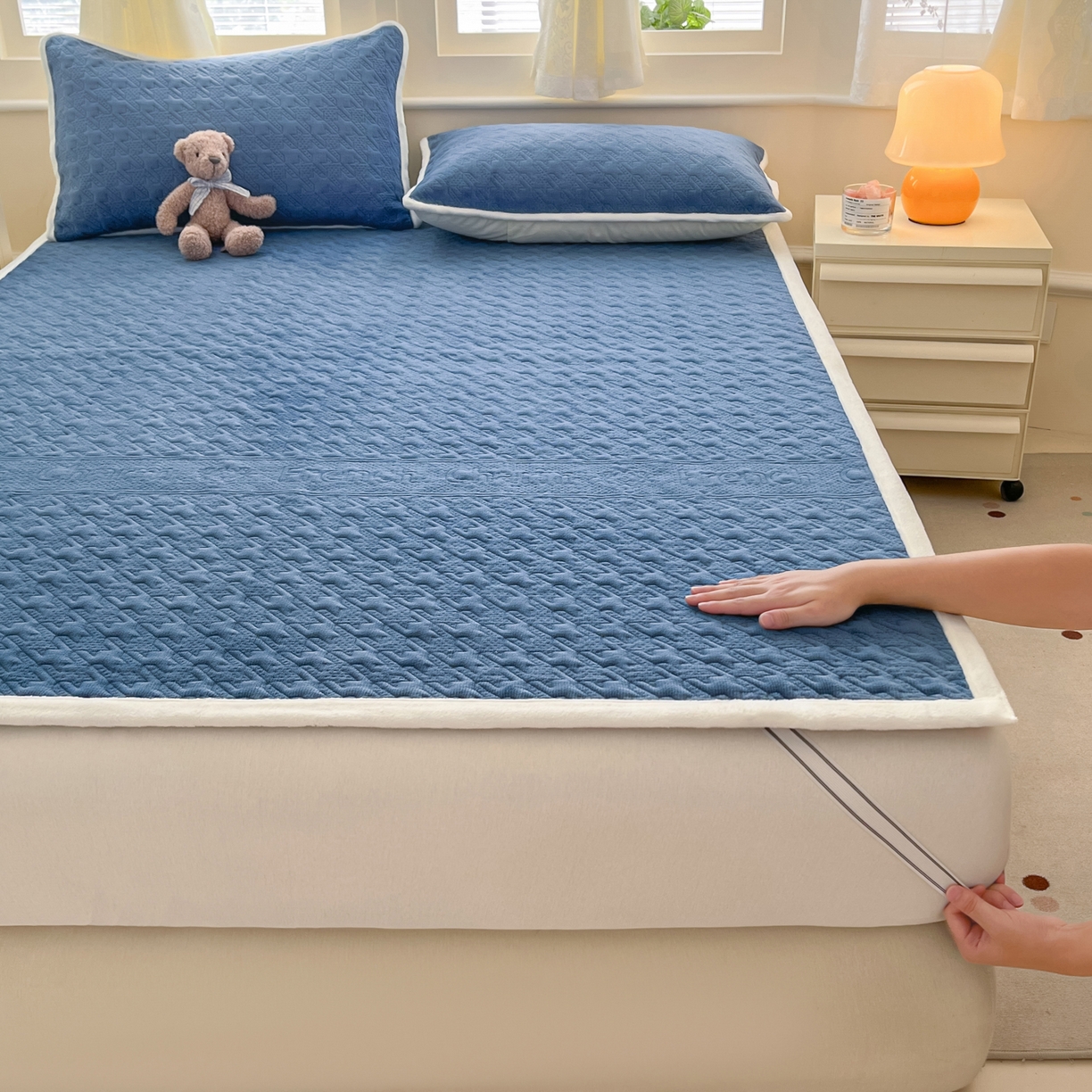 91家纺网 家纺一手货源 找家纺 卡伦家纺 2025新款抗菌雕花牛奶绒千鸟格夹棉床垫系列 千鸟格床垫-蓝