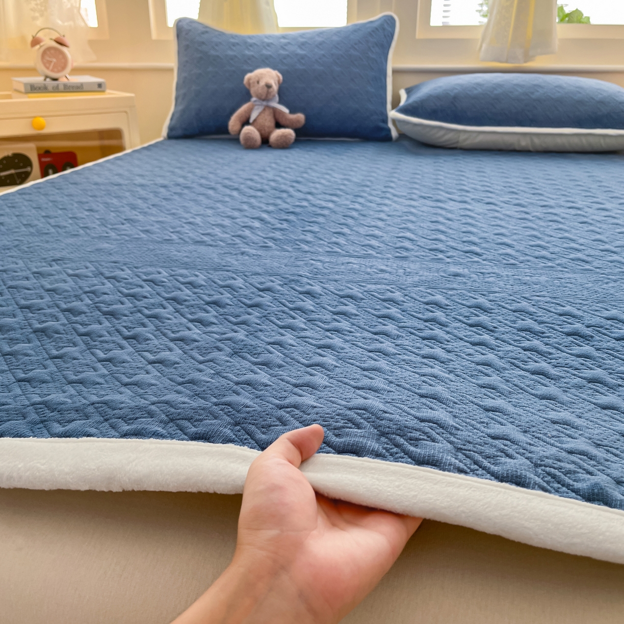 91家纺网 家纺一手货源 找家纺 卡伦家纺 2025新款抗菌雕花牛奶绒千鸟格夹棉床垫系列 千鸟格床垫-蓝