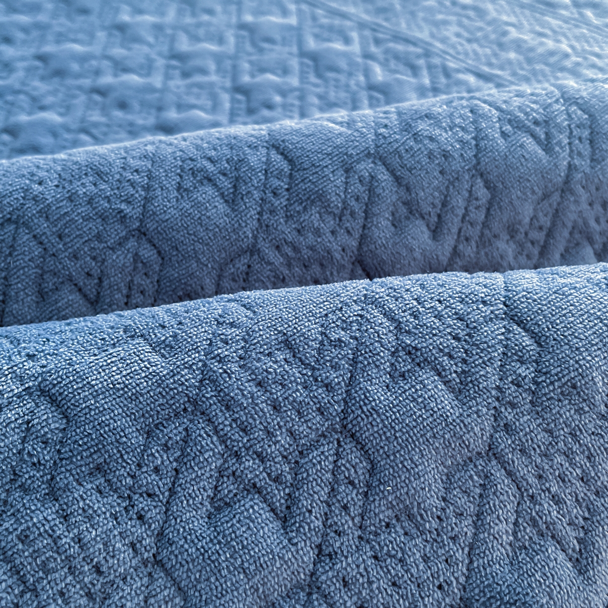 91家纺网 家纺一手货源 找家纺 卡伦家纺 2025新款抗菌雕花牛奶绒千鸟格夹棉床垫系列 千鸟格床垫-蓝