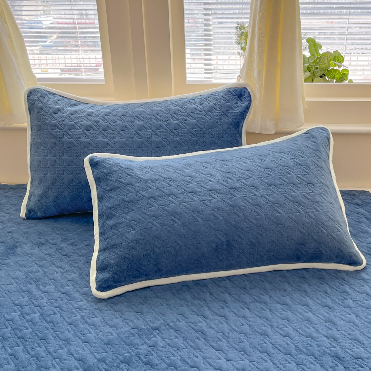 91家纺网 家纺一手货源 找家纺 卡伦家纺 2025新款抗菌雕花牛奶绒千鸟格夹棉床垫系列 千鸟格床垫-蓝