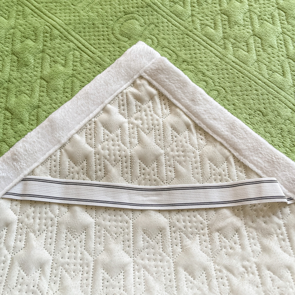 91家纺网 家纺一手货源 找家纺 卡伦家纺 2025新款抗菌雕花牛奶绒千鸟格夹棉床垫系列 千鸟格床垫-绿