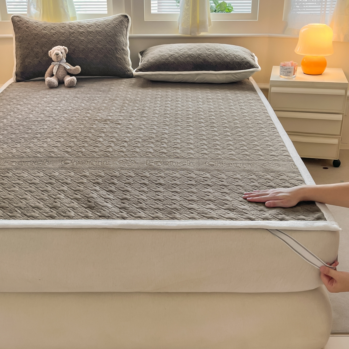 91家纺网 家纺一手货源 找家纺 卡伦家纺 2025新款抗菌雕花牛奶绒千鸟格夹棉床垫系列 千鸟格床垫-淡灰