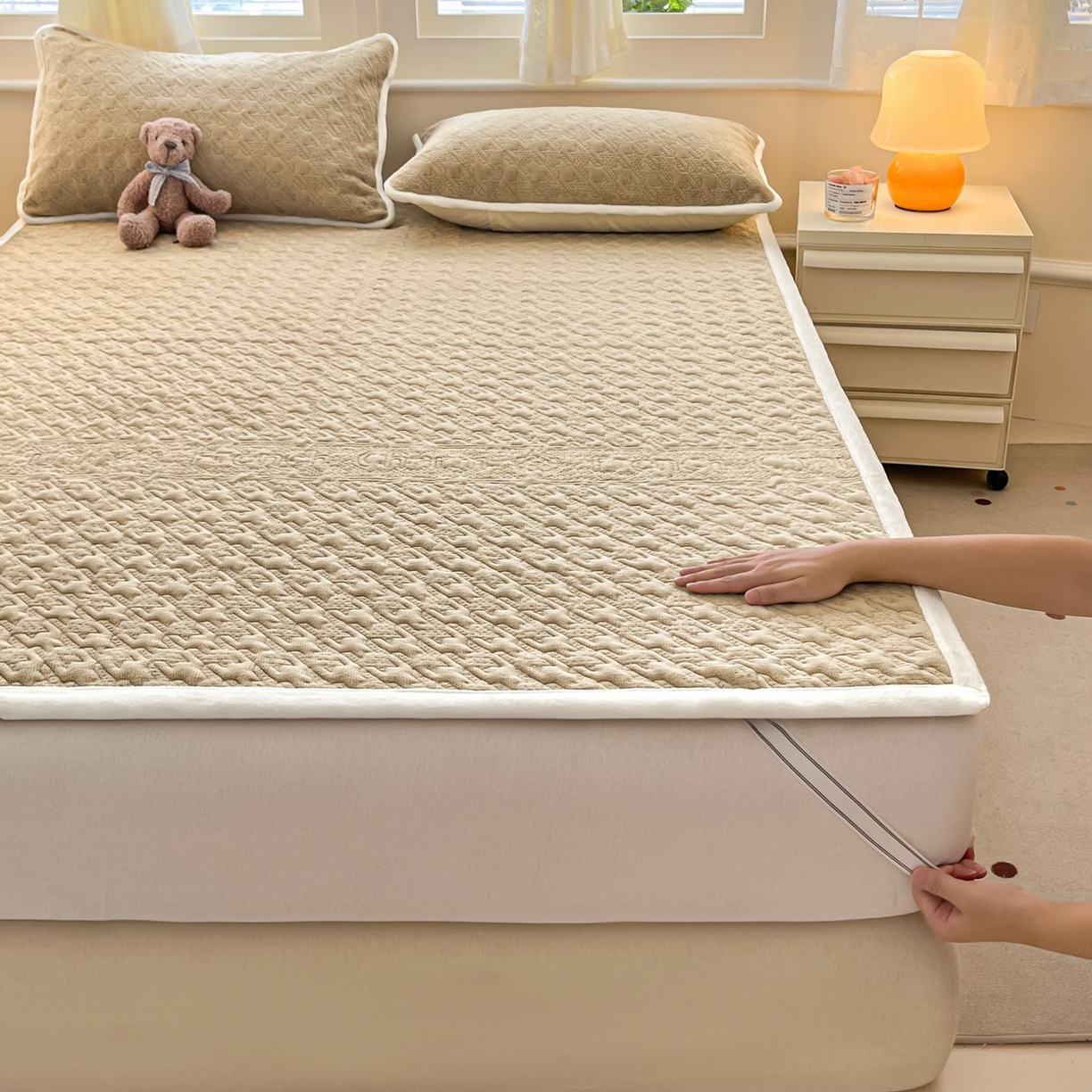 91家纺网 家纺一手货源 找家纺 卡伦家纺 2025新款抗菌雕花牛奶绒千鸟格夹棉床垫系列 千鸟格床垫-咖