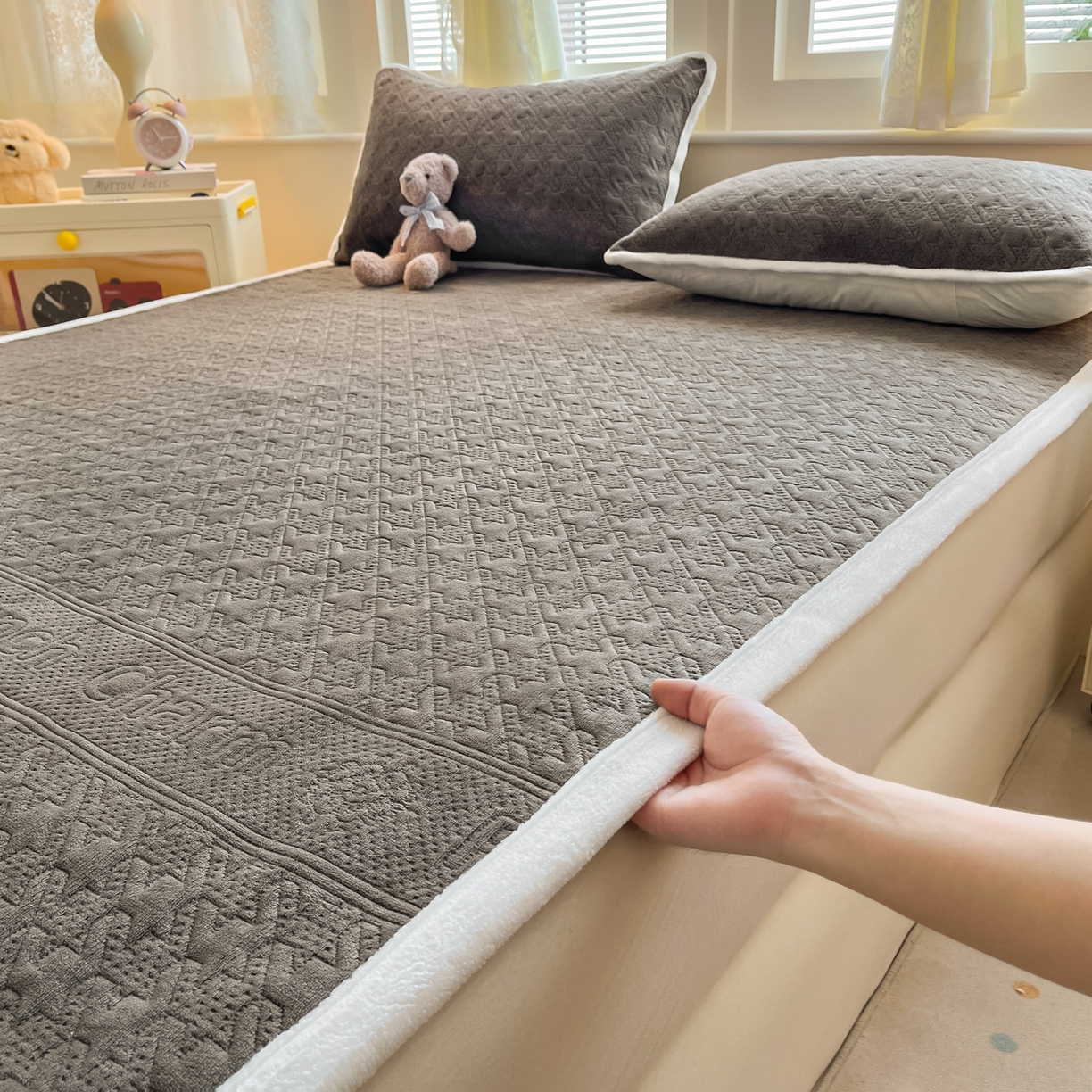 91家纺网 家纺一手货源 找家纺 卡伦家纺 2025新款抗菌雕花牛奶绒千鸟格夹棉床垫系列 千鸟格床垫-淡灰