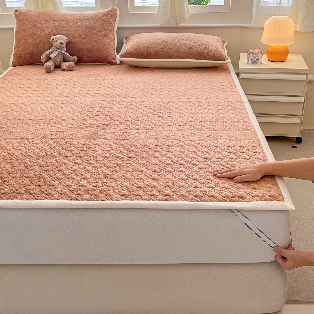 91家纺网 家纺一手货源 找家纺 卡伦家纺 2025新款抗菌雕花牛奶绒千鸟格夹棉床垫系列 千鸟格床垫-暖橙