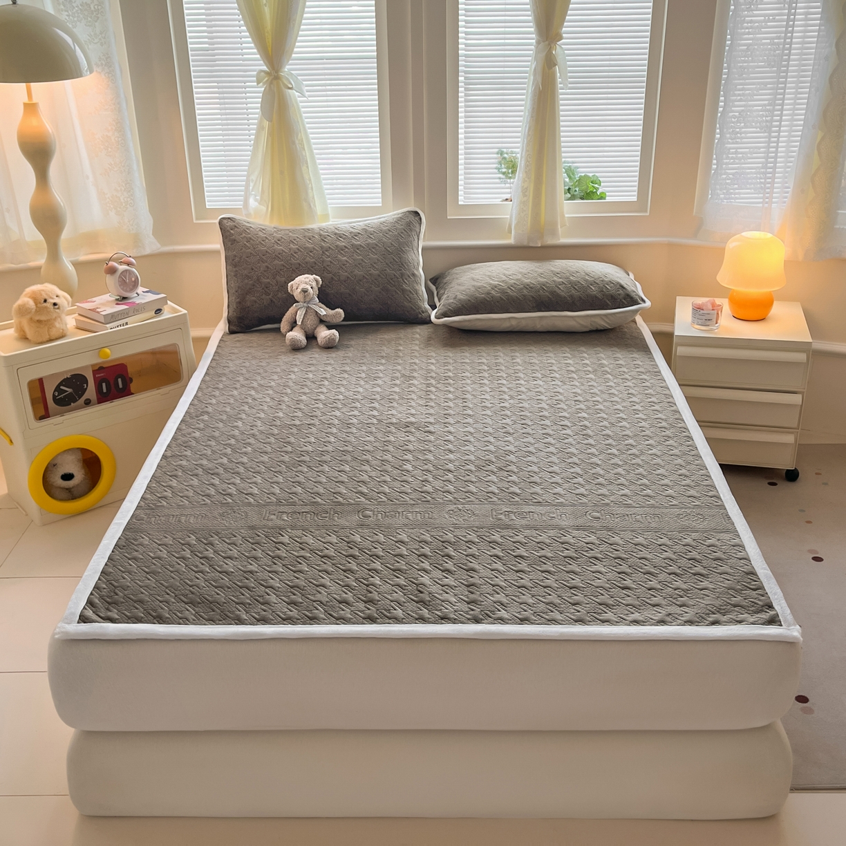 91家纺网 家纺一手货源 找家纺 卡伦家纺 2025新款抗菌雕花牛奶绒千鸟格夹棉床垫系列 千鸟格床垫-淡灰