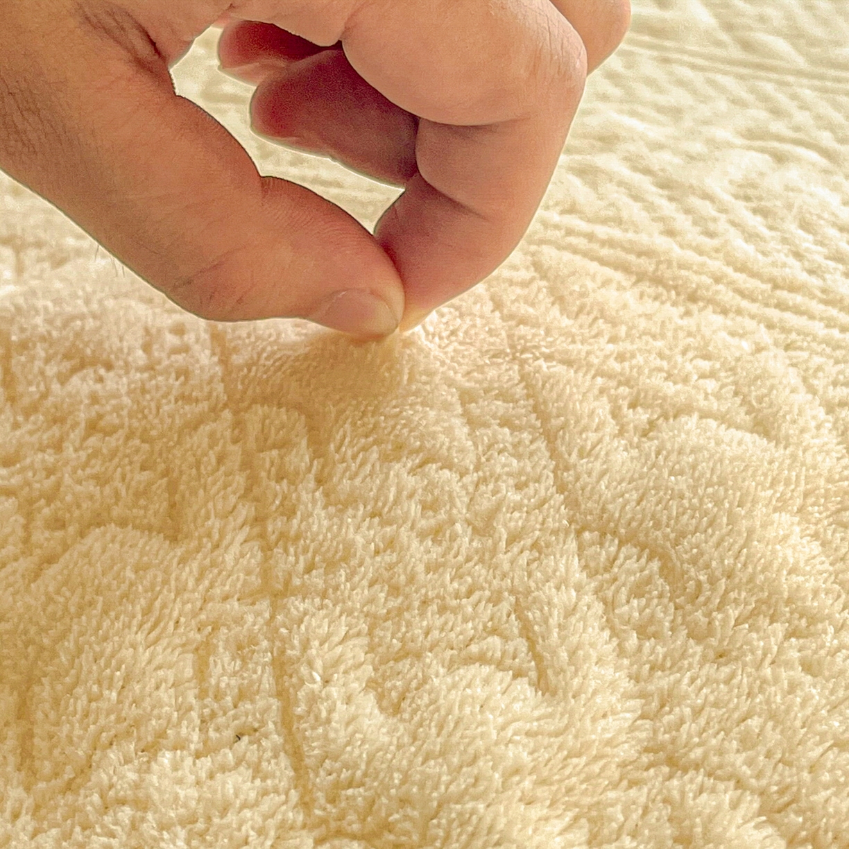 91家纺网 家纺一手货源 找家纺 卡伦家纺 2025新款抗菌雕花牛奶绒千鸟格夹棉床垫系列 千鸟格床垫-黄