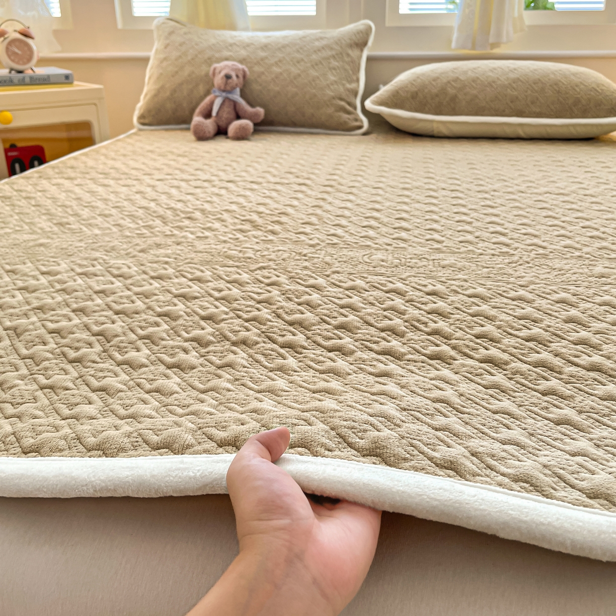 91家纺网 家纺一手货源 找家纺 卡伦家纺 2025新款抗菌雕花牛奶绒千鸟格夹棉床垫系列 千鸟格床垫-咖