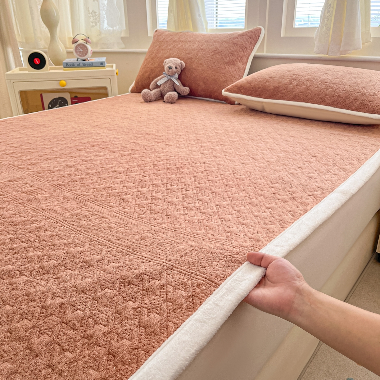 91家纺网 家纺一手货源 找家纺 卡伦家纺 2025新款抗菌雕花牛奶绒千鸟格夹棉床垫系列 千鸟格床垫-暖橙