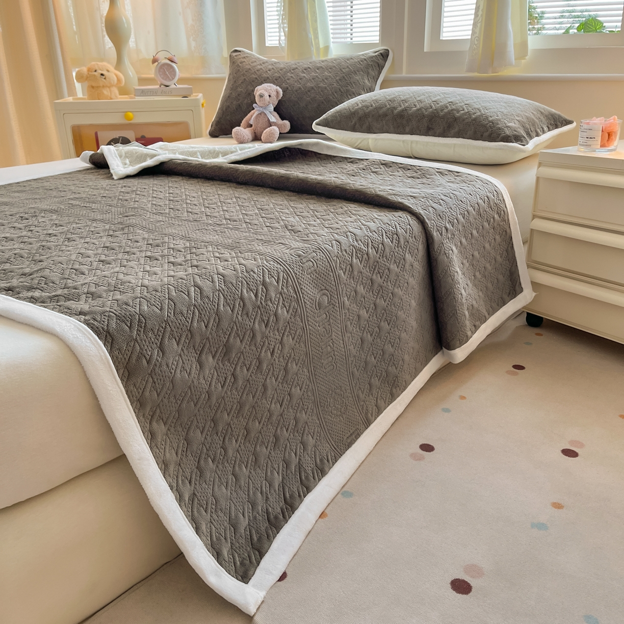 91家纺网 家纺一手货源 找家纺 卡伦家纺 2025新款抗菌雕花牛奶绒千鸟格夹棉床垫系列 千鸟格床垫-淡灰