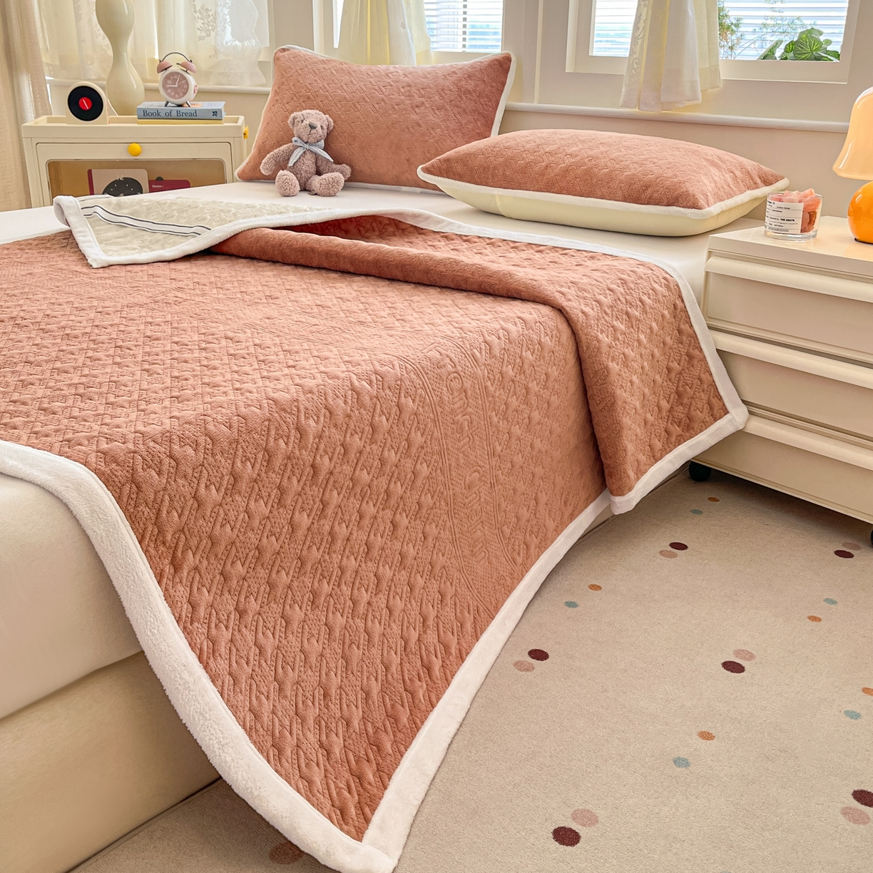 91家纺网 家纺一手货源 找家纺 卡伦家纺 2025新款抗菌雕花牛奶绒千鸟格夹棉床垫系列 千鸟格床垫-暖橙