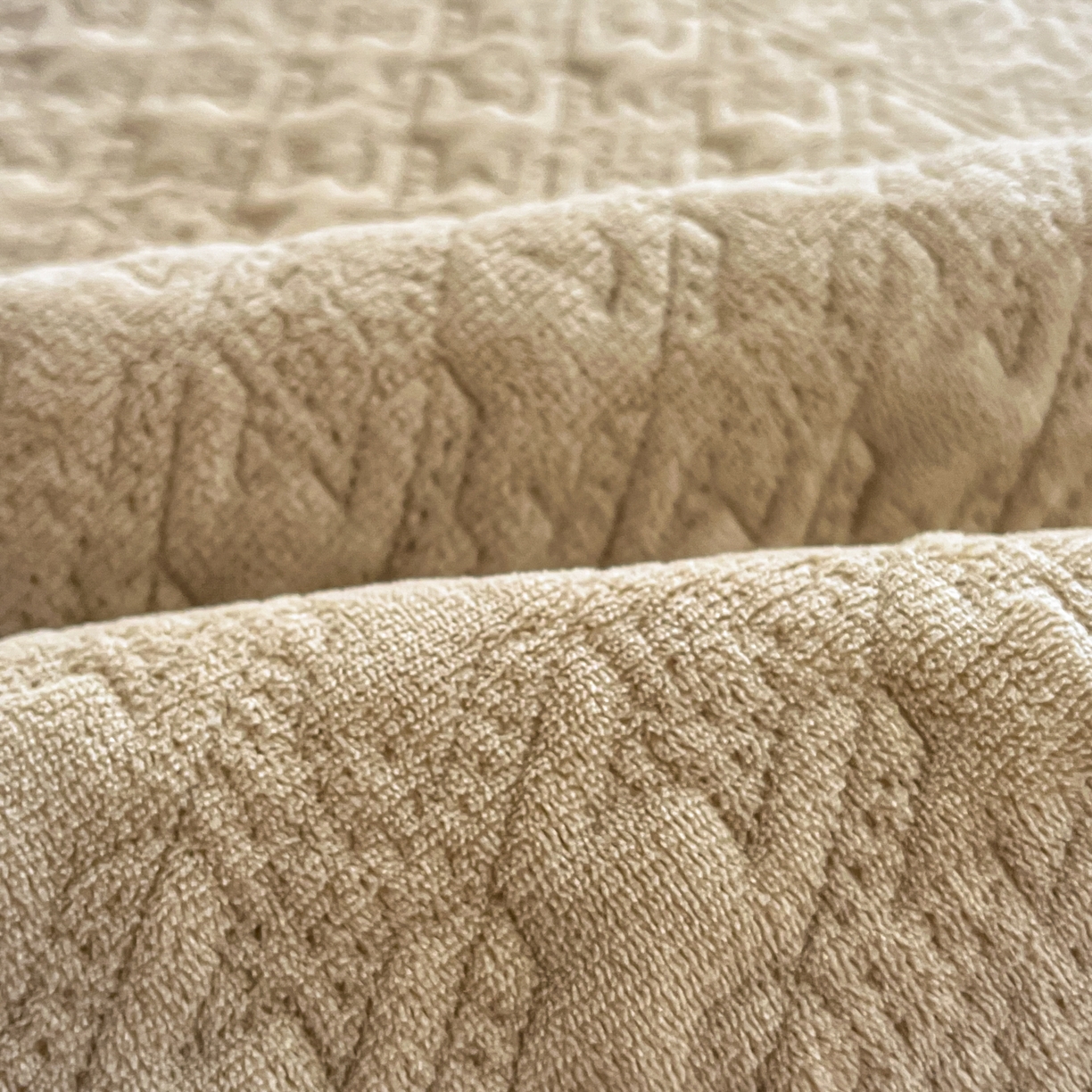 91家纺网 家纺一手货源 找家纺 卡伦家纺 2025新款抗菌雕花牛奶绒千鸟格夹棉床垫系列 千鸟格床垫-咖