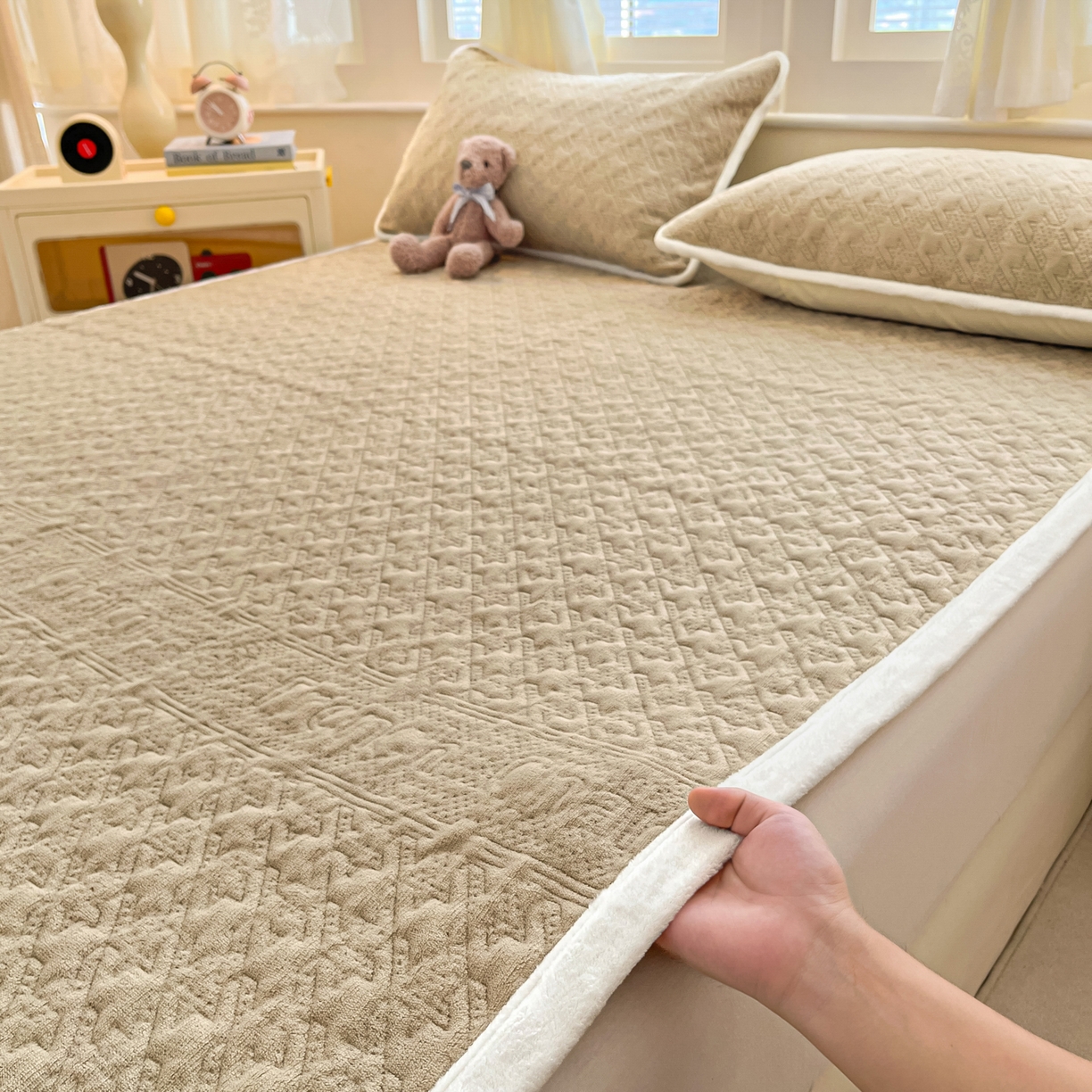 91家纺网 家纺一手货源 找家纺 卡伦家纺 2025新款抗菌雕花牛奶绒千鸟格夹棉床垫系列 千鸟格床垫-咖