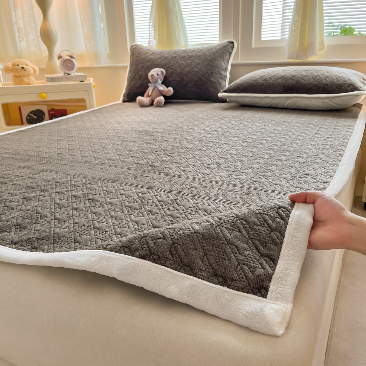 91家纺网 家纺一手货源 找家纺 卡伦家纺 2025新款抗菌雕花牛奶绒千鸟格夹棉床垫系列 千鸟格床垫-淡灰