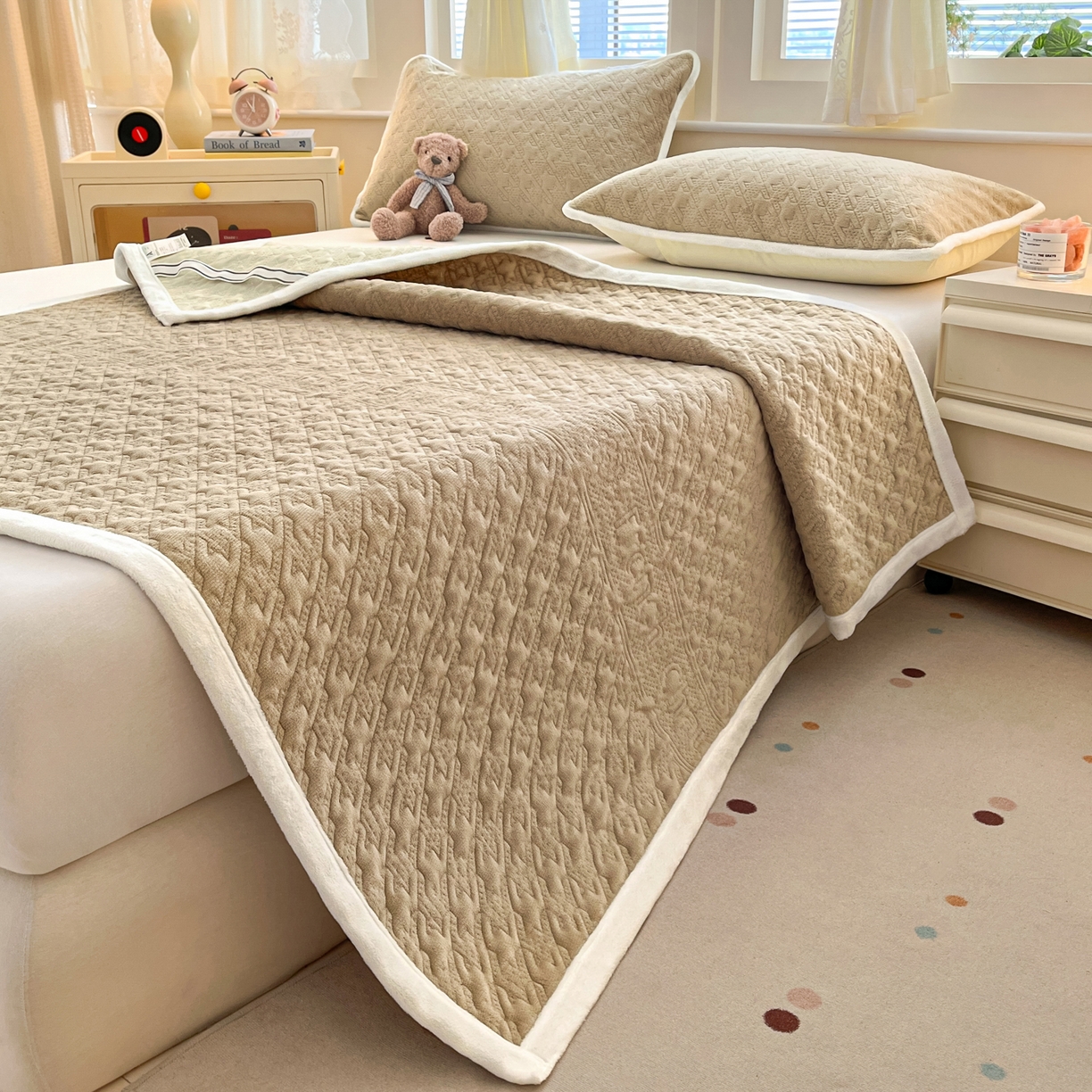 91家纺网 家纺一手货源 找家纺 卡伦家纺 2025新款抗菌雕花牛奶绒千鸟格夹棉床垫系列 千鸟格床垫-咖