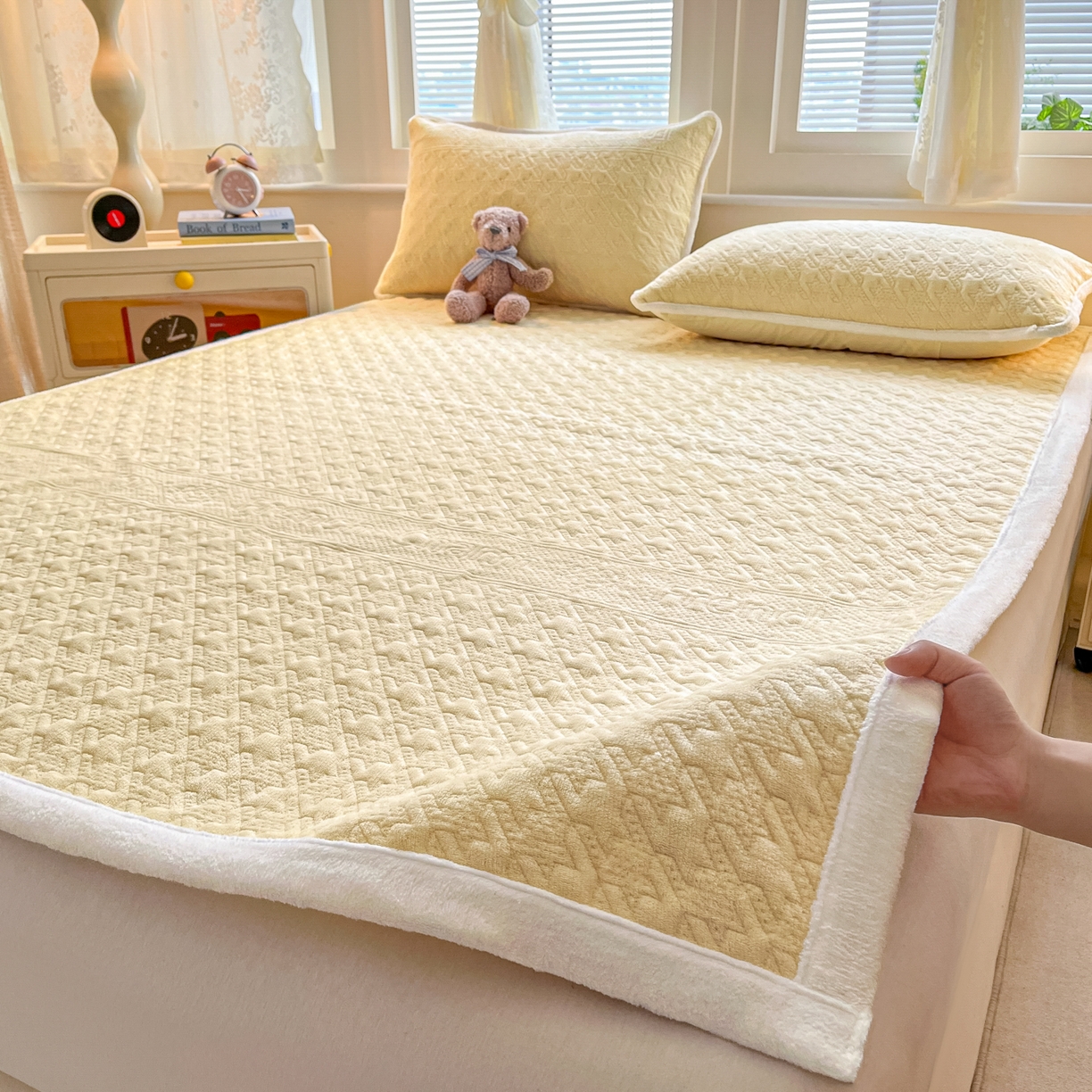 91家纺网 家纺一手货源 找家纺 卡伦家纺 2025新款抗菌雕花牛奶绒千鸟格夹棉床垫系列 千鸟格床垫-黄