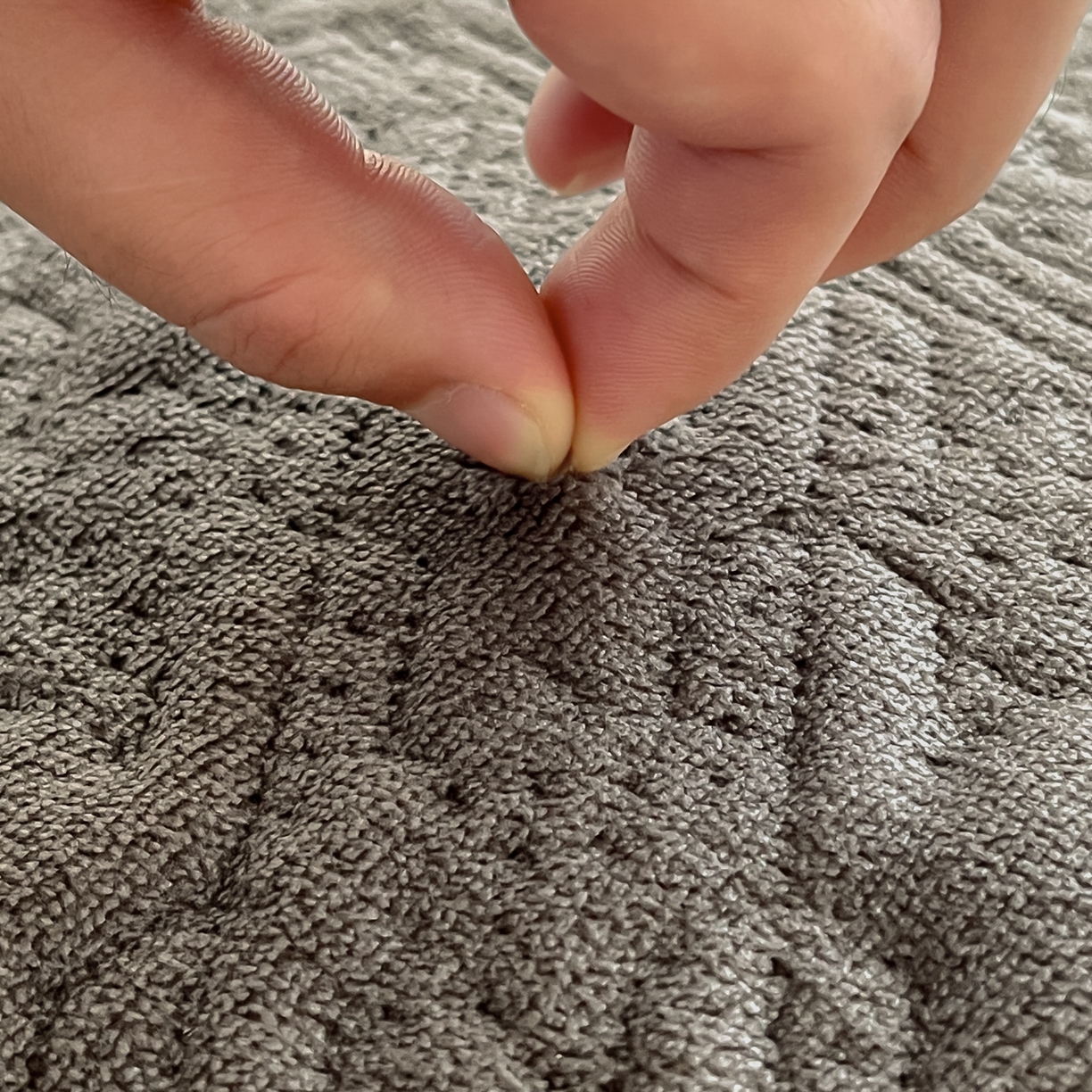 91家纺网 家纺一手货源 找家纺 卡伦家纺 2025新款抗菌雕花牛奶绒千鸟格夹棉床垫系列 千鸟格床垫-淡灰