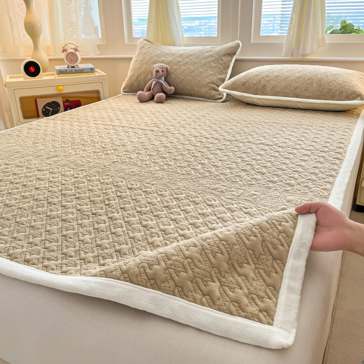 91家纺网 家纺一手货源 找家纺 卡伦家纺 2025新款抗菌雕花牛奶绒千鸟格夹棉床垫系列 千鸟格床垫-咖