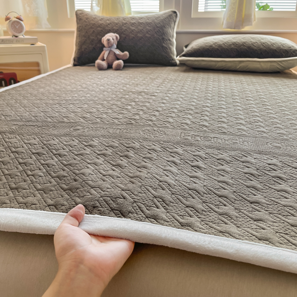 91家纺网 家纺一手货源 找家纺 卡伦家纺 2025新款抗菌雕花牛奶绒千鸟格夹棉床垫系列 千鸟格床垫-淡灰