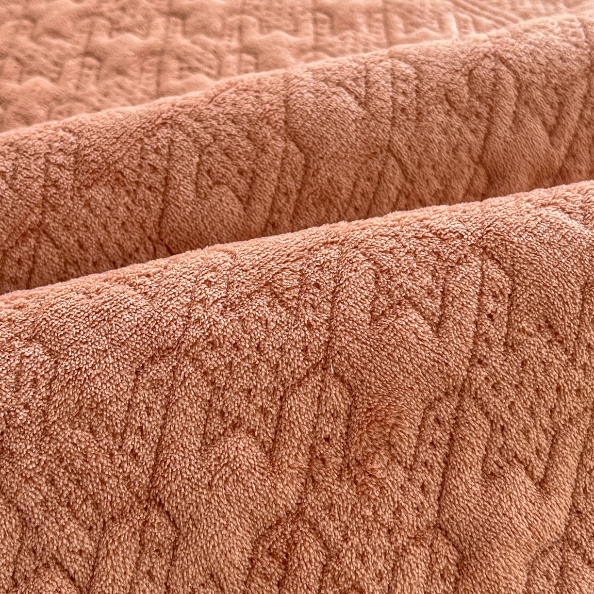 91家纺网 家纺一手货源 找家纺 卡伦家纺 2025新款抗菌雕花牛奶绒千鸟格夹棉床垫系列 千鸟格床垫-暖橙