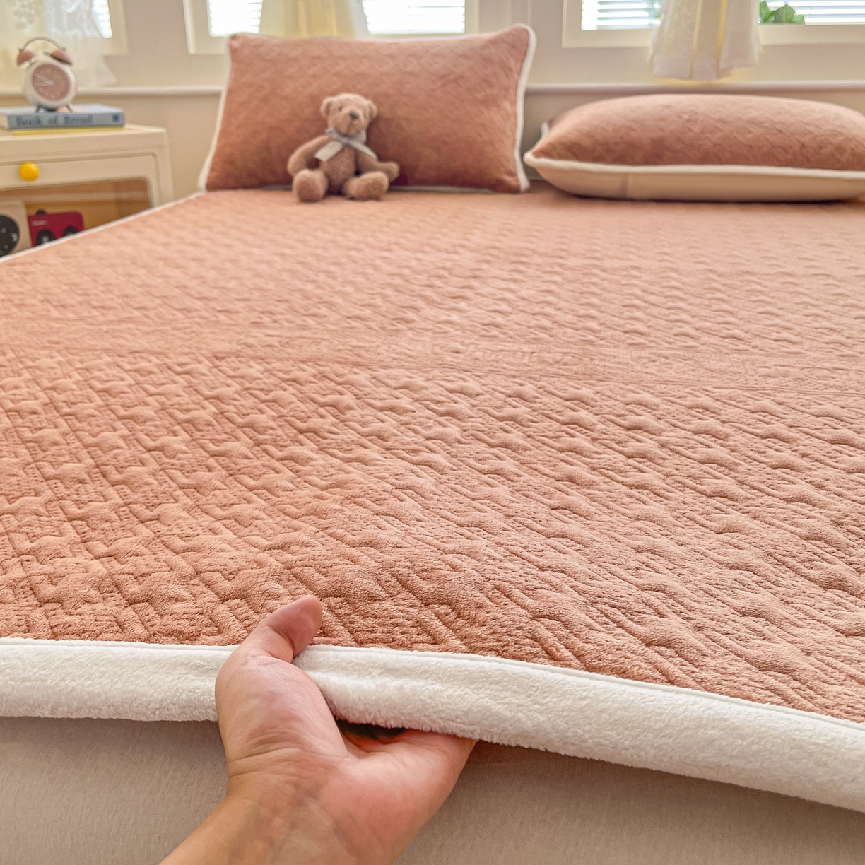 91家纺网 家纺一手货源 找家纺 卡伦家纺 2025新款抗菌雕花牛奶绒千鸟格夹棉床垫系列 千鸟格床垫-暖橙