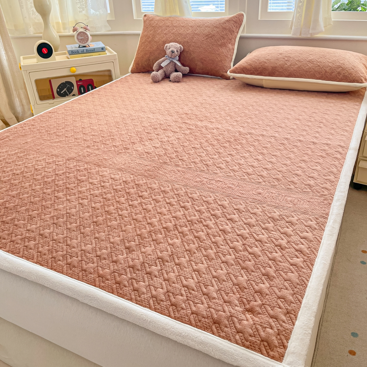 91家纺网 家纺一手货源 找家纺 卡伦家纺 2025新款抗菌雕花牛奶绒千鸟格夹棉床垫系列 千鸟格床垫-暖橙