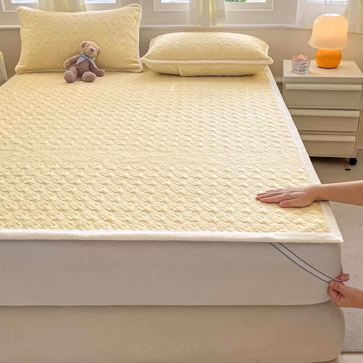 91家纺网 家纺一手货源 找家纺 卡伦家纺 2025新款抗菌雕花牛奶绒千鸟格夹棉床垫系列 千鸟格床垫-黄