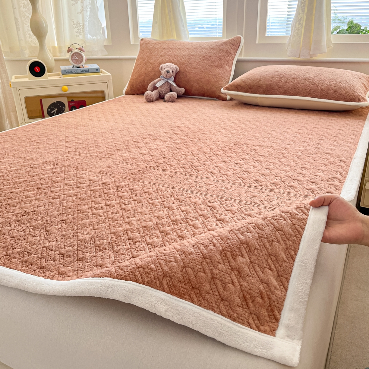 91家纺网 家纺一手货源 找家纺 卡伦家纺 2025新款抗菌雕花牛奶绒千鸟格夹棉床垫系列 千鸟格床垫-暖橙