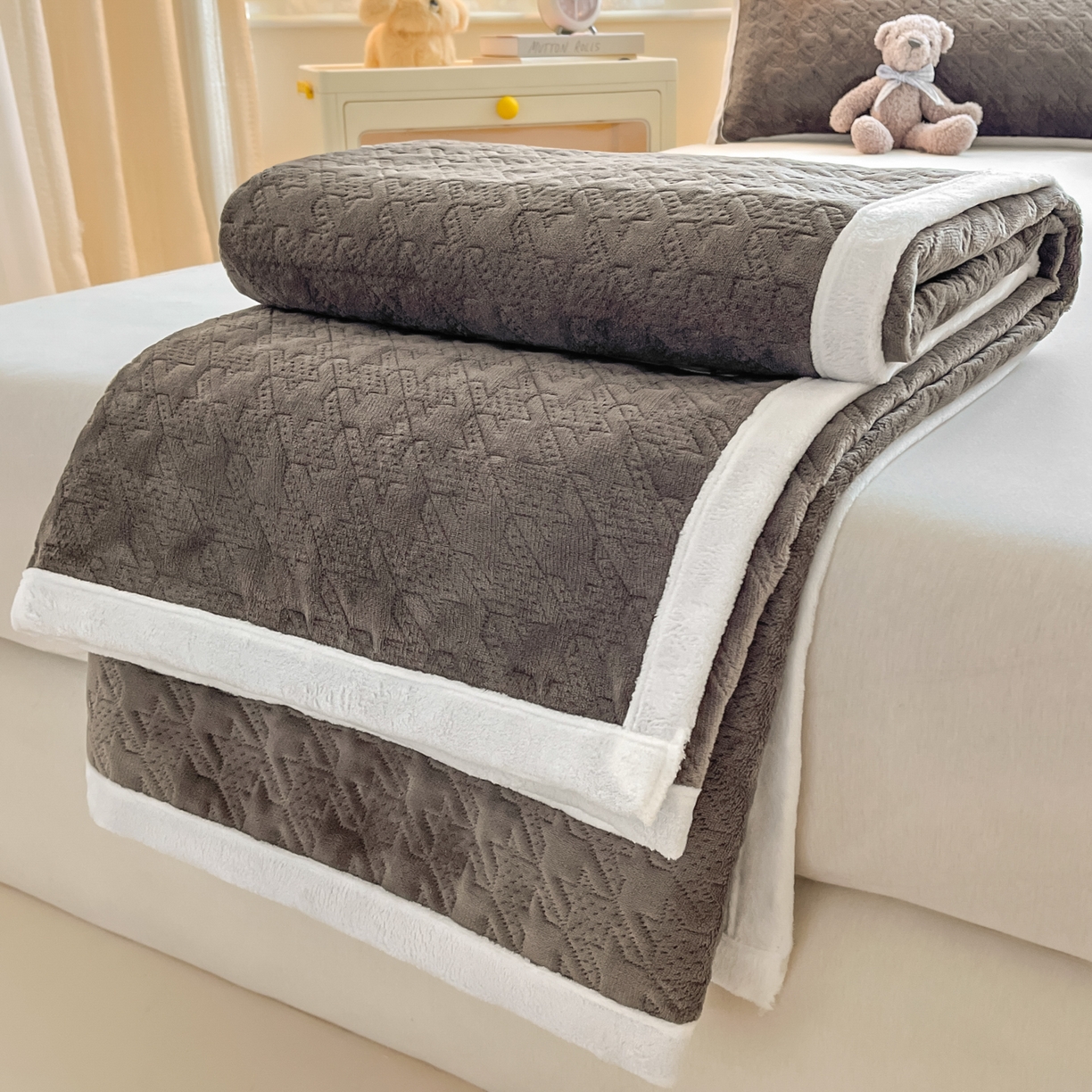 91家纺网 家纺一手货源 找家纺 卡伦家纺 2025新款抗菌雕花牛奶绒千鸟格夹棉床垫系列 千鸟格床垫-淡灰