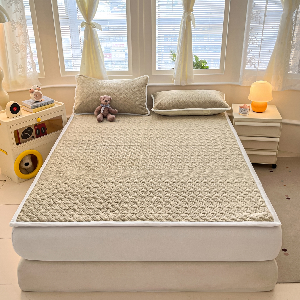 91家纺网 家纺一手货源 找家纺 卡伦家纺 2025新款抗菌雕花牛奶绒千鸟格夹棉床垫系列 千鸟格床垫-咖