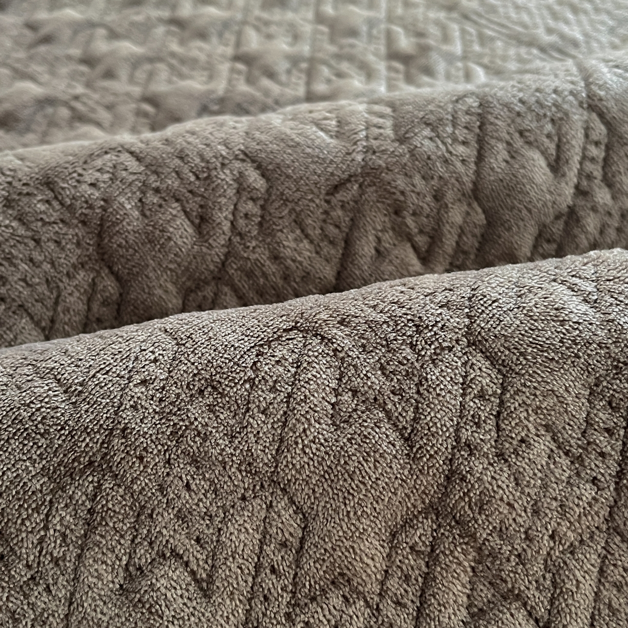 91家纺网 家纺一手货源 找家纺 卡伦家纺 2025新款抗菌雕花牛奶绒千鸟格夹棉床垫系列 千鸟格床垫-淡灰