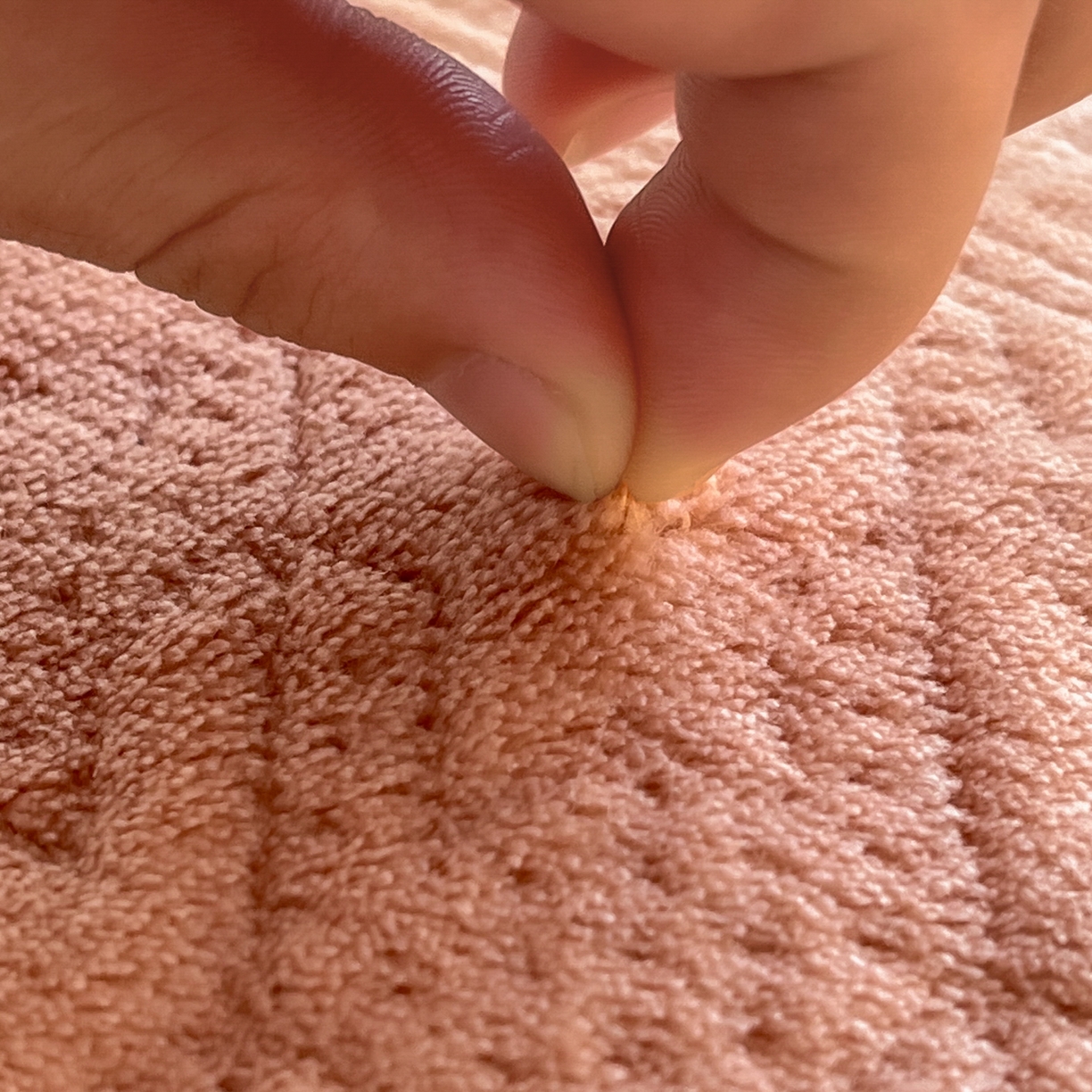 91家纺网 家纺一手货源 找家纺 卡伦家纺 2025新款抗菌雕花牛奶绒千鸟格夹棉床垫系列 千鸟格床垫-暖橙