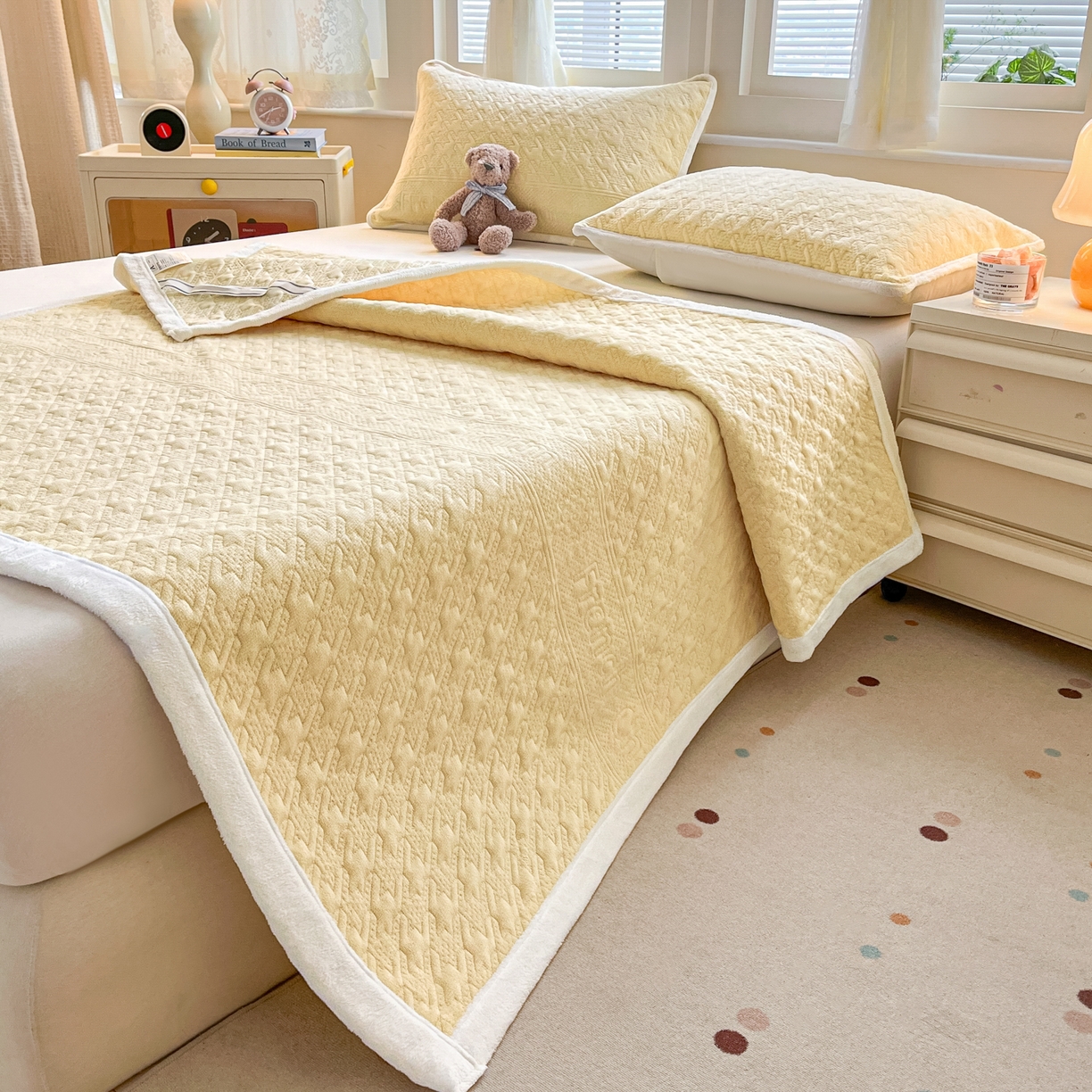 91家纺网 家纺一手货源 找家纺 卡伦家纺 2025新款抗菌雕花牛奶绒千鸟格夹棉床垫系列 千鸟格床垫-黄