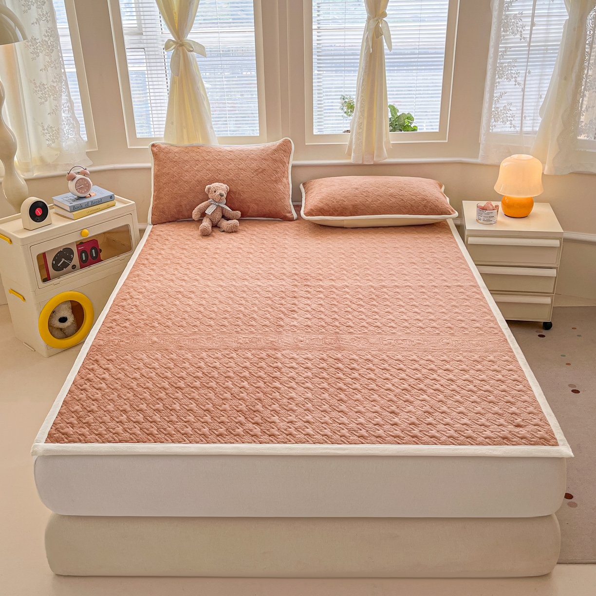 91家纺网 家纺一手货源 找家纺 卡伦家纺 2025新款抗菌雕花牛奶绒千鸟格夹棉床垫系列 千鸟格床垫-暖橙