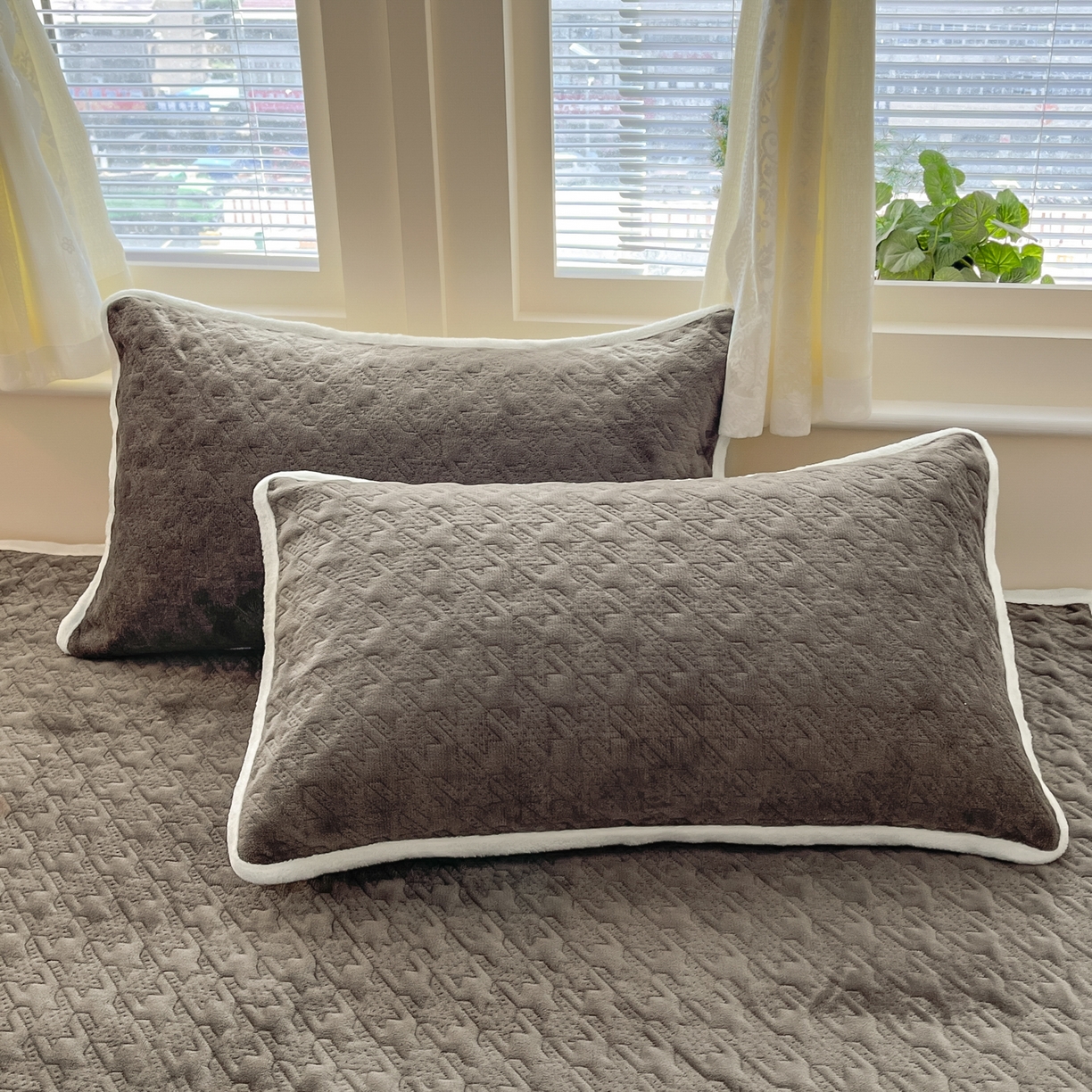 91家纺网 家纺一手货源 找家纺 卡伦家纺 2025新款抗菌雕花牛奶绒千鸟格夹棉床垫系列 千鸟格床垫-淡灰