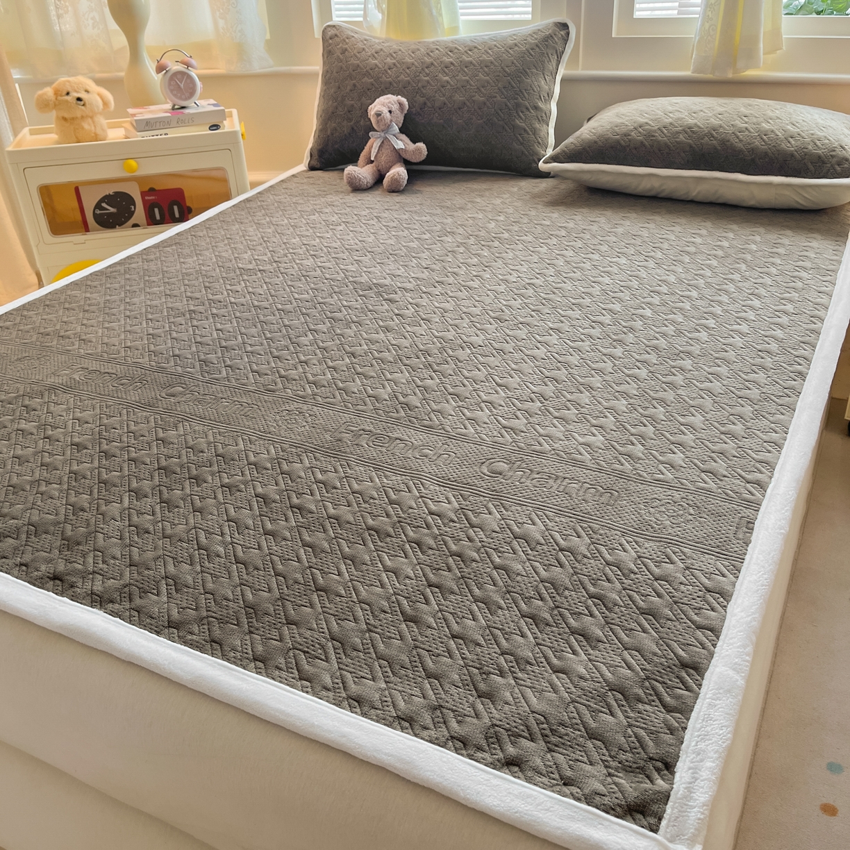 91家纺网 家纺一手货源 找家纺 卡伦家纺 2025新款抗菌雕花牛奶绒千鸟格夹棉床垫系列 千鸟格床垫-淡灰