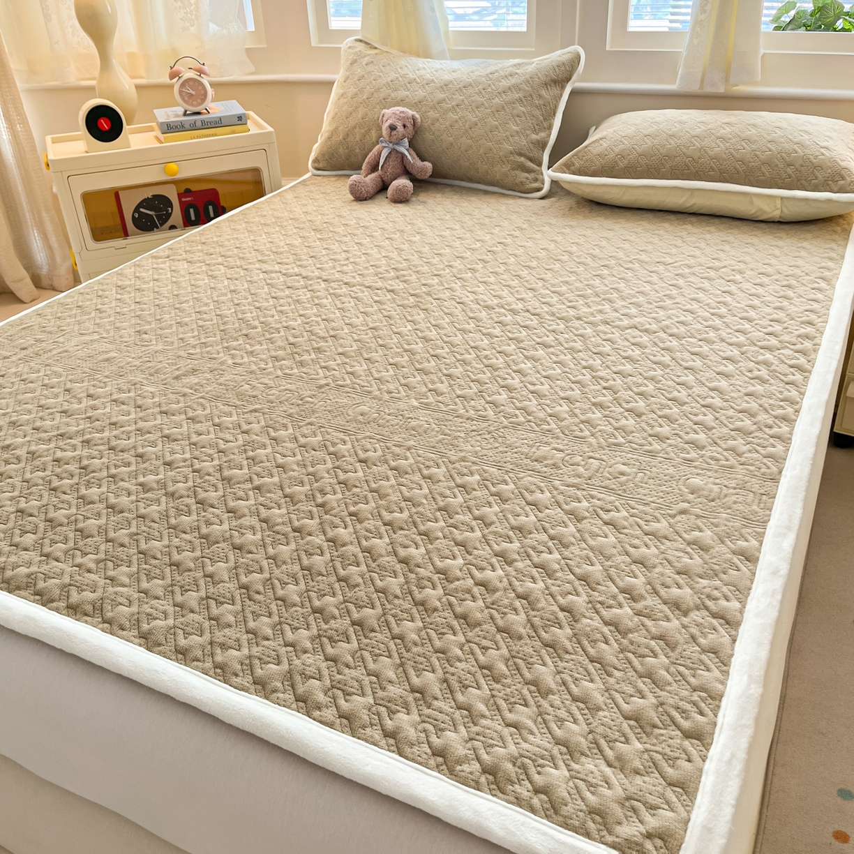 91家纺网 家纺一手货源 找家纺 卡伦家纺 2025新款抗菌雕花牛奶绒千鸟格夹棉床垫系列 千鸟格床垫-咖