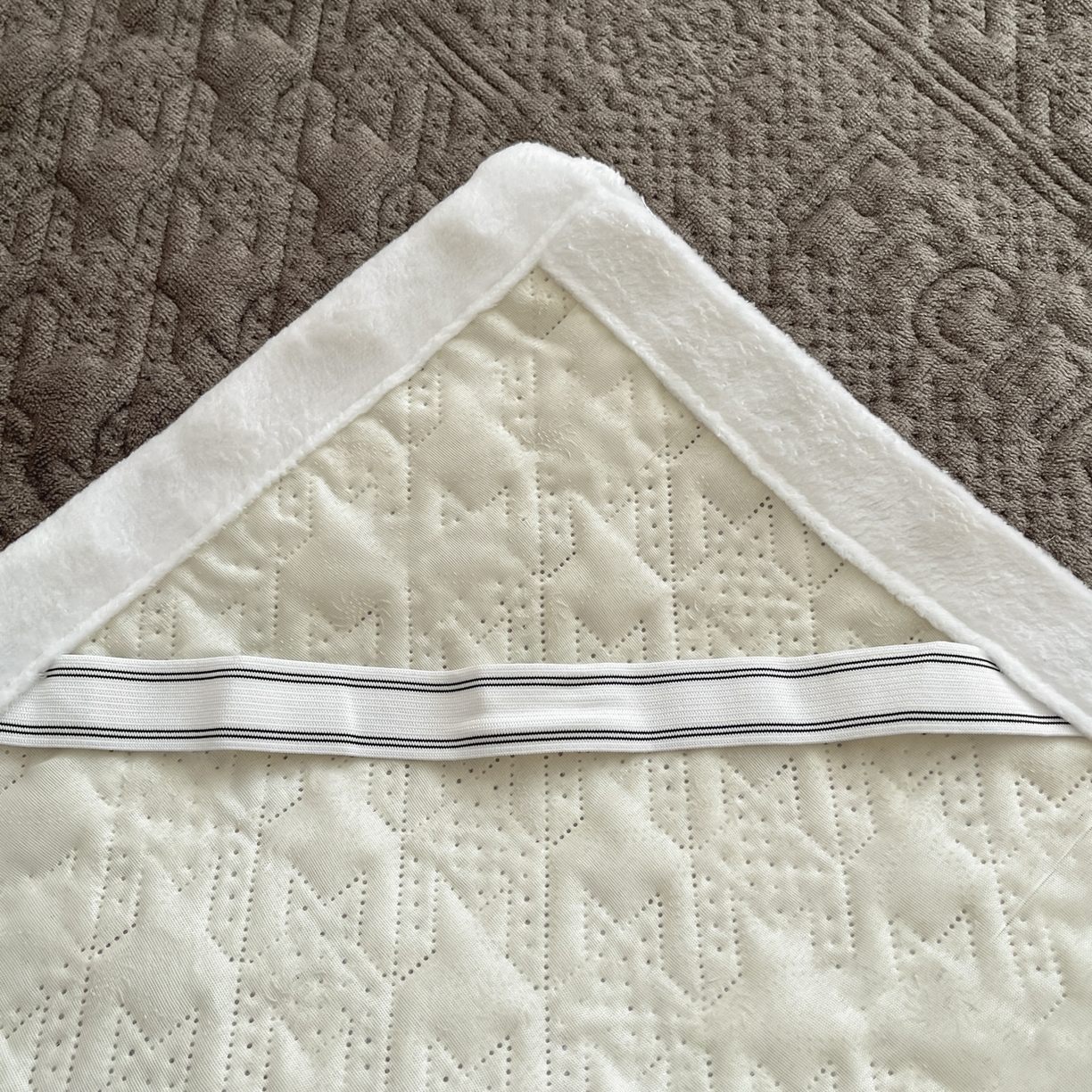 91家纺网 家纺一手货源 找家纺 卡伦家纺 2025新款抗菌雕花牛奶绒千鸟格夹棉床垫系列 千鸟格床垫-淡灰