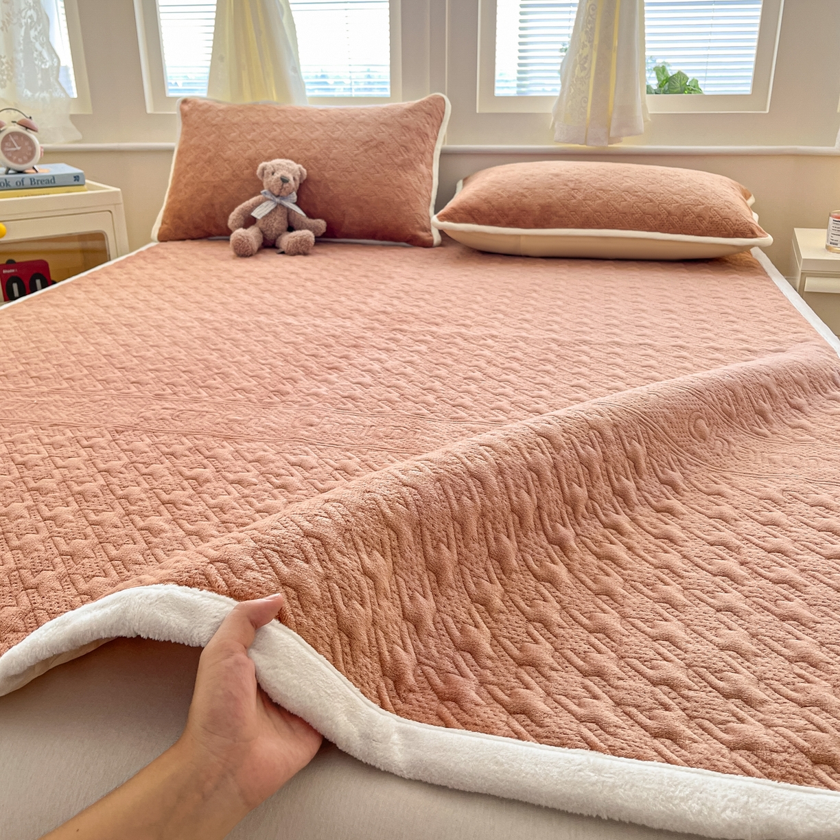 91家纺网 家纺一手货源 找家纺 卡伦家纺 2025新款抗菌雕花牛奶绒千鸟格夹棉床垫系列 千鸟格床垫-暖橙