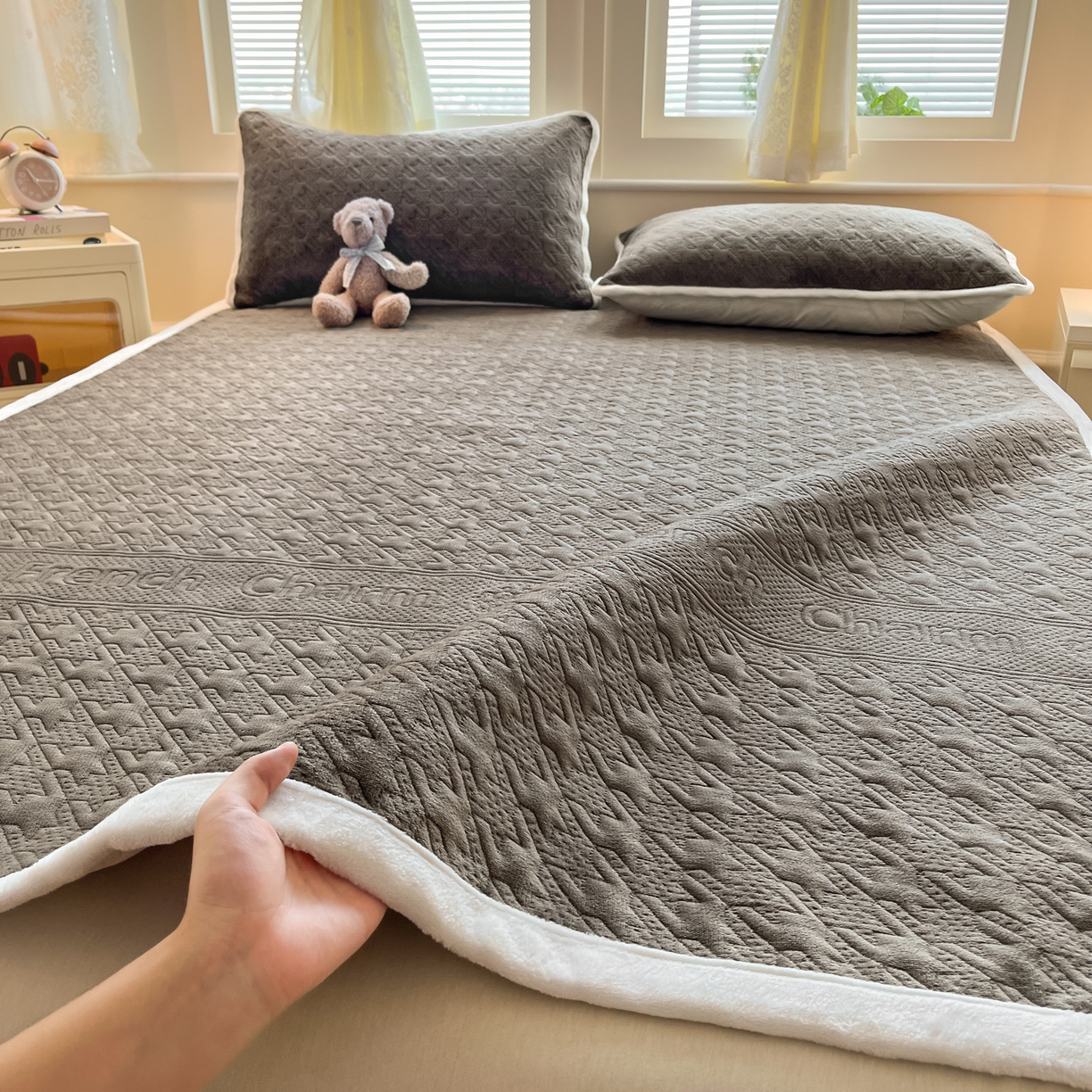 91家纺网 家纺一手货源 找家纺 卡伦家纺 2025新款抗菌雕花牛奶绒千鸟格夹棉床垫系列 千鸟格床垫-淡灰
