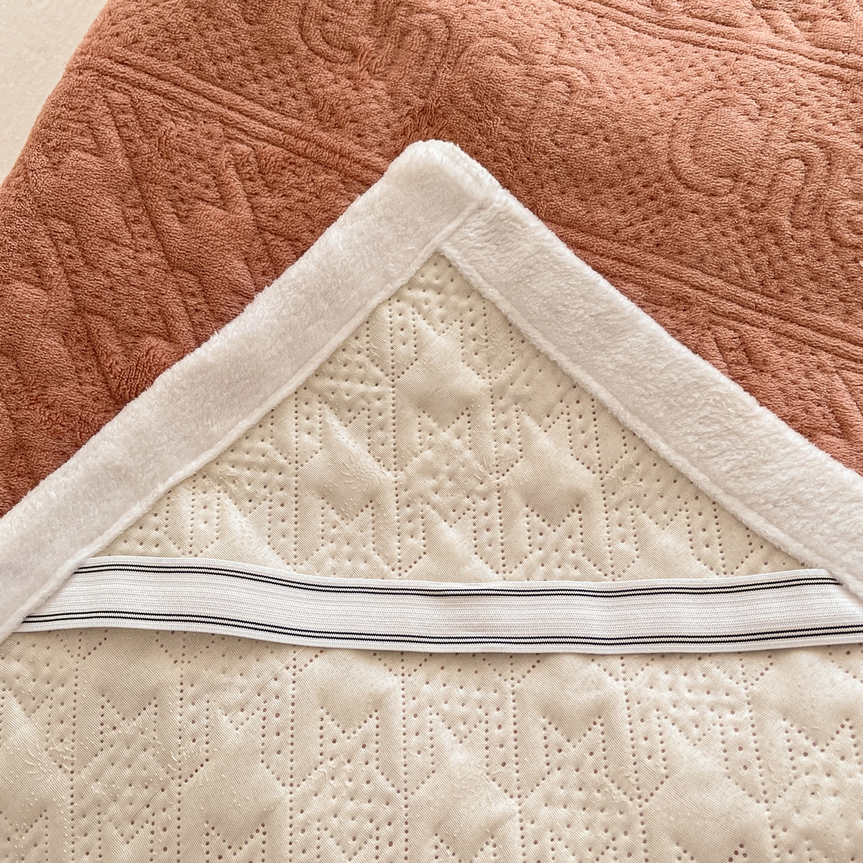 91家纺网 家纺一手货源 找家纺 卡伦家纺 2025新款抗菌雕花牛奶绒千鸟格夹棉床垫系列 千鸟格床垫-暖橙