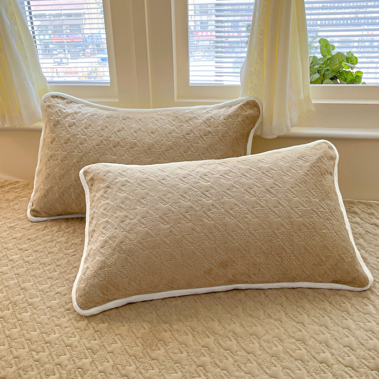 91家纺网 家纺一手货源 找家纺 卡伦家纺 2025新款抗菌雕花牛奶绒千鸟格夹棉床垫系列 千鸟格床垫-咖