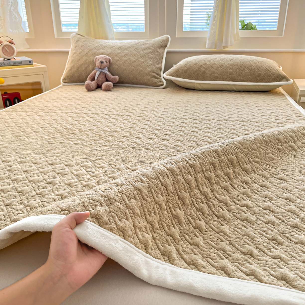 91家纺网 家纺一手货源 找家纺 卡伦家纺 2025新款抗菌雕花牛奶绒千鸟格夹棉床垫系列 千鸟格床垫-咖