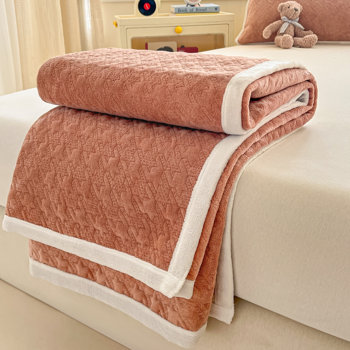 91家纺网 家纺一手货源 找家纺 卡伦家纺 2025新款抗菌雕花牛奶绒千鸟格夹棉床垫系列 千鸟格床垫-暖橙